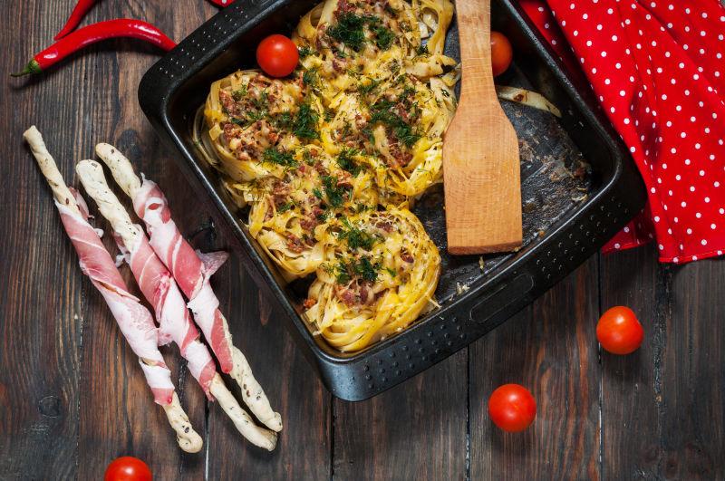 木桌上的香辣番茄酱焗意大利面