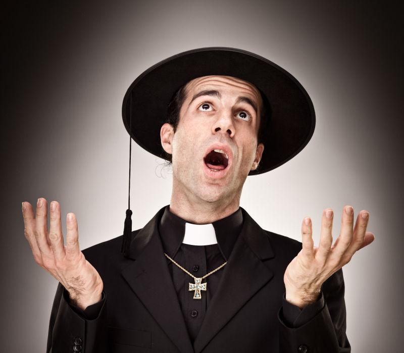 穿着牧师服带着黑色帽子的年轻牧师