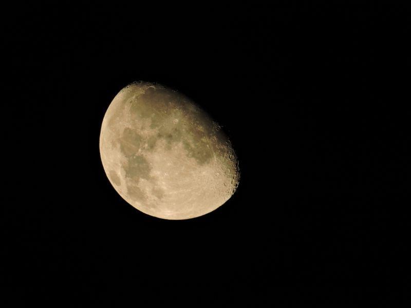 黑色背景前凸起的月球