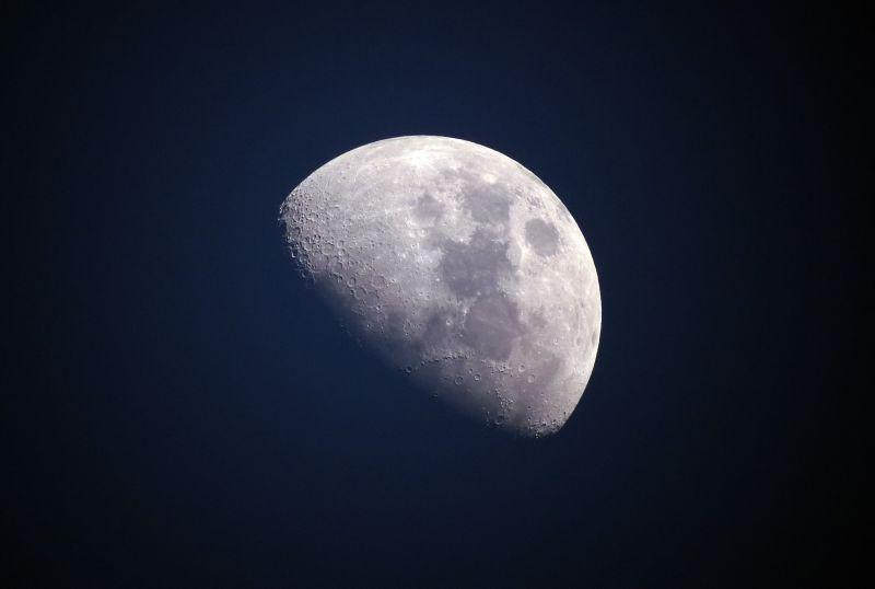 夜空中的半边月亮