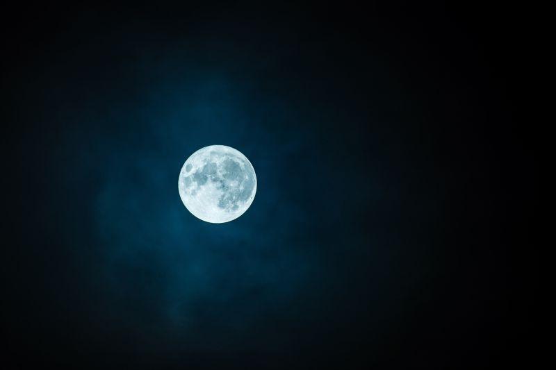 夜晚天空中的圆月