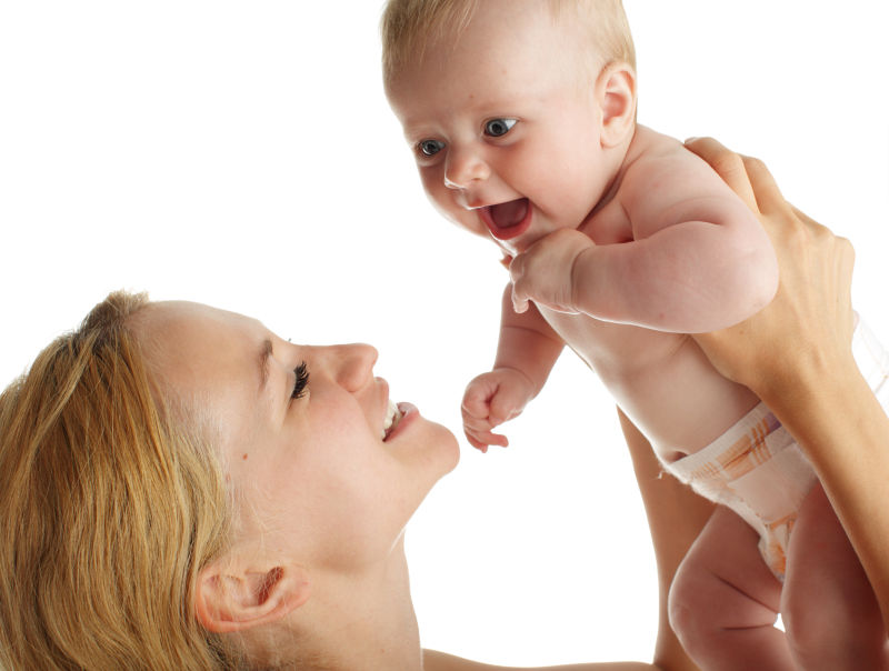 怀抱婴儿的母亲开心的微笑