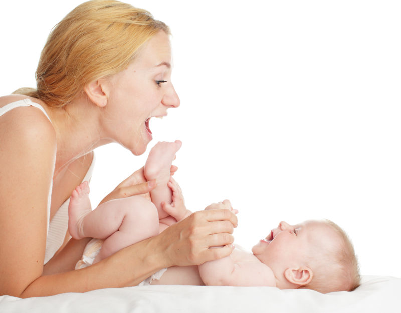 母亲逗弄刚出生的婴儿