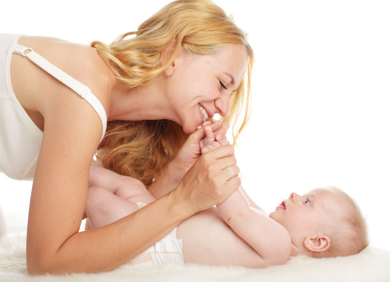 怀抱婴儿的母亲开心的笑