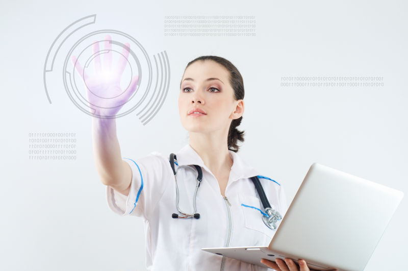 使用高科技的医务人员