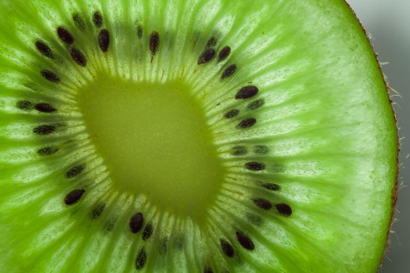 新鲜绿色背景下的猕猴桃切片