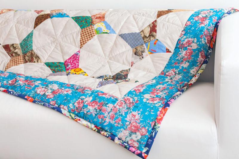 沙发上的花纹彩色毯子