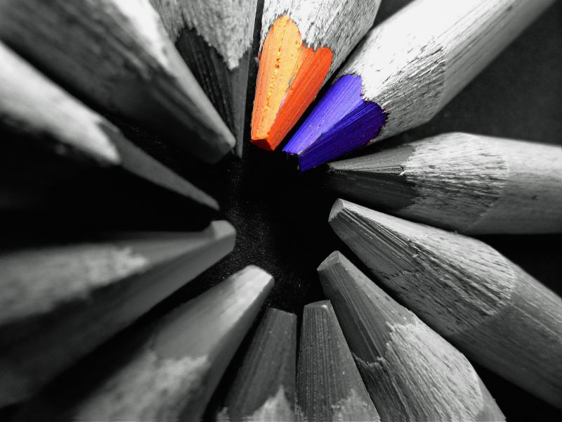 十只灰色的铅笔与两只彩色铅笔