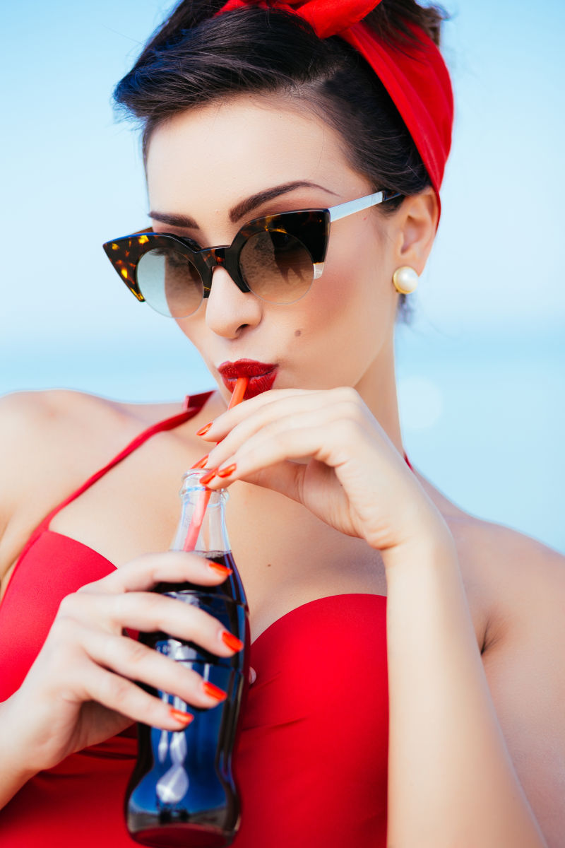 带着墨镜的美女在喝可乐