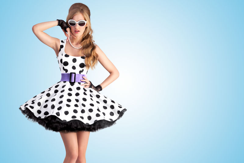 带着墨镜穿着连衣裙的美女