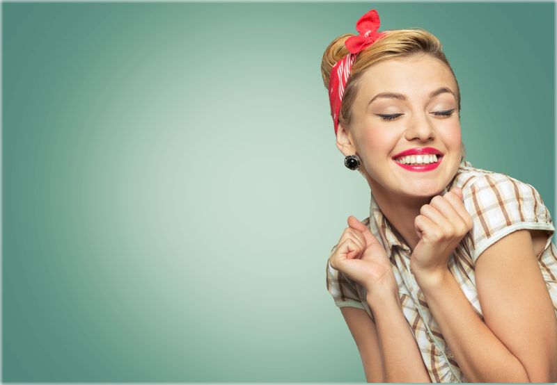 穿着复古的美女十分激动