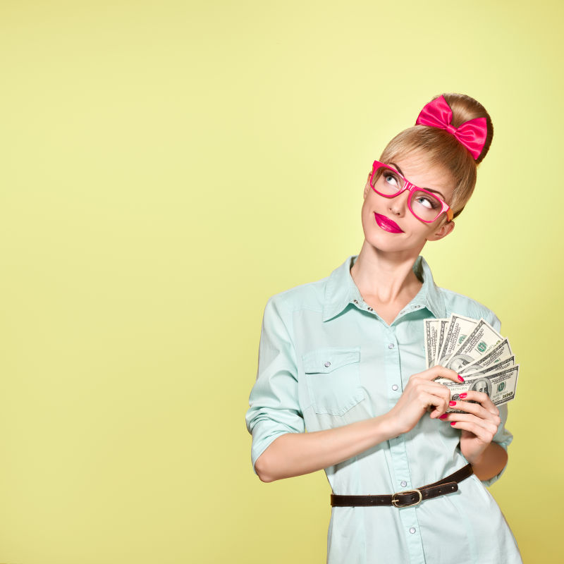 戴着钞票的女人正在幻想