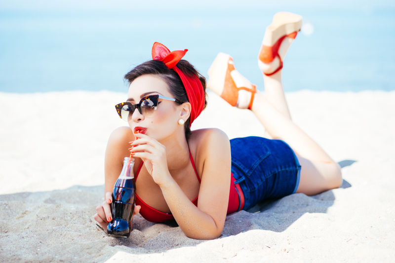 美女躺着喝可乐