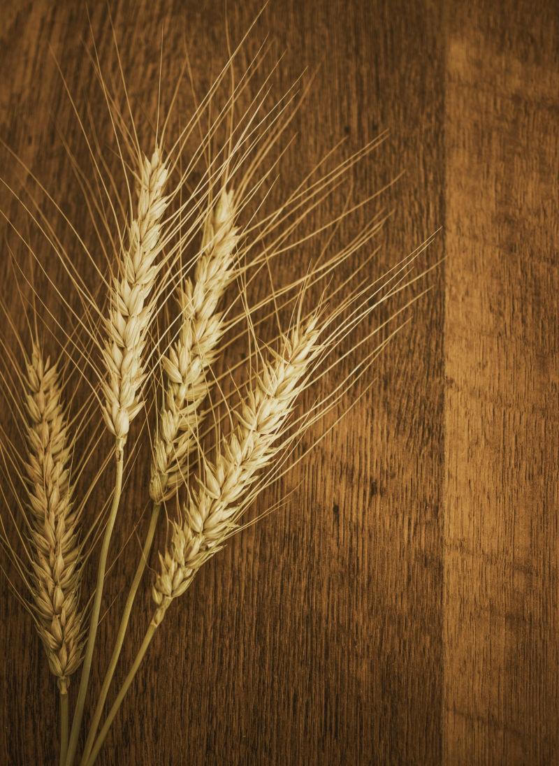 木板上的麦穗