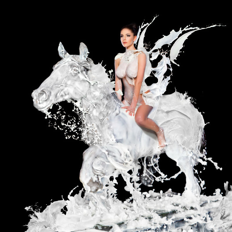 性感女人坐在牛奶马上