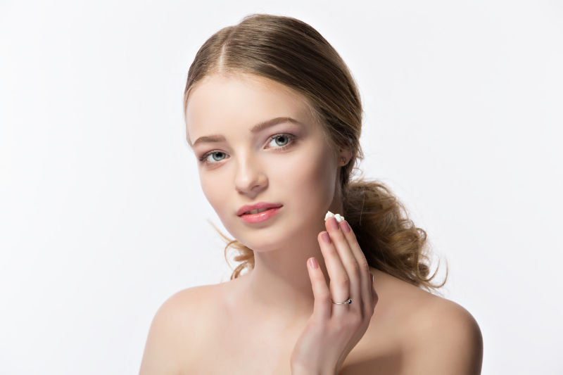 脸上涂着奶油的金发美女