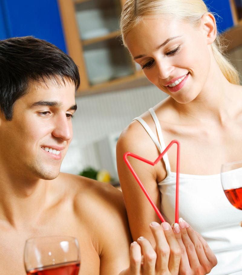 拿着吸管摆成爱心的夫妻