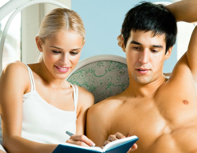 在床上记录笔记的夫妻