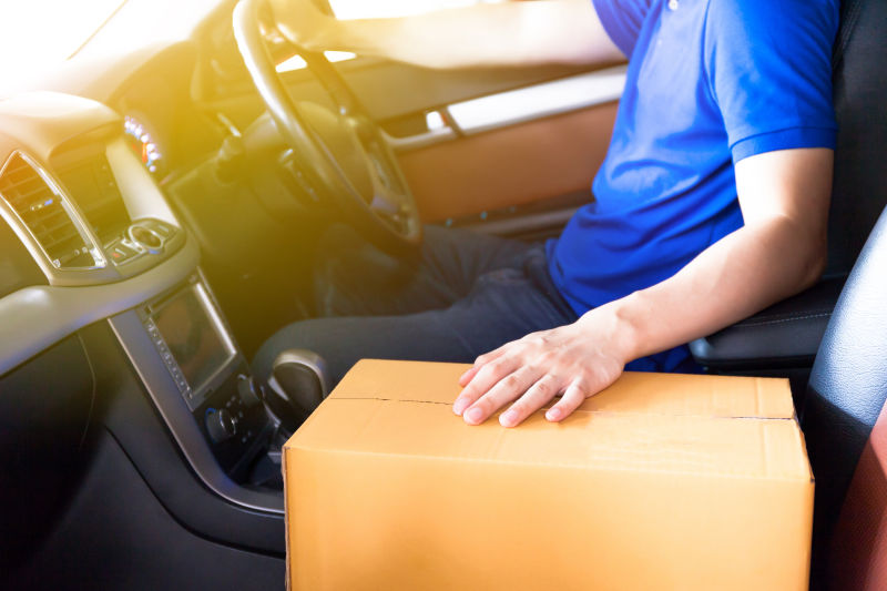 开车送快递的小哥