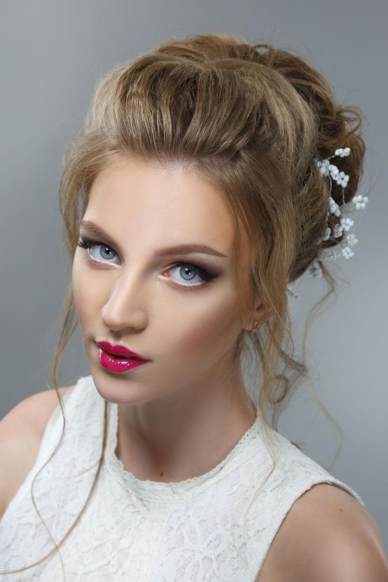 画着精致妆容的美女新娘