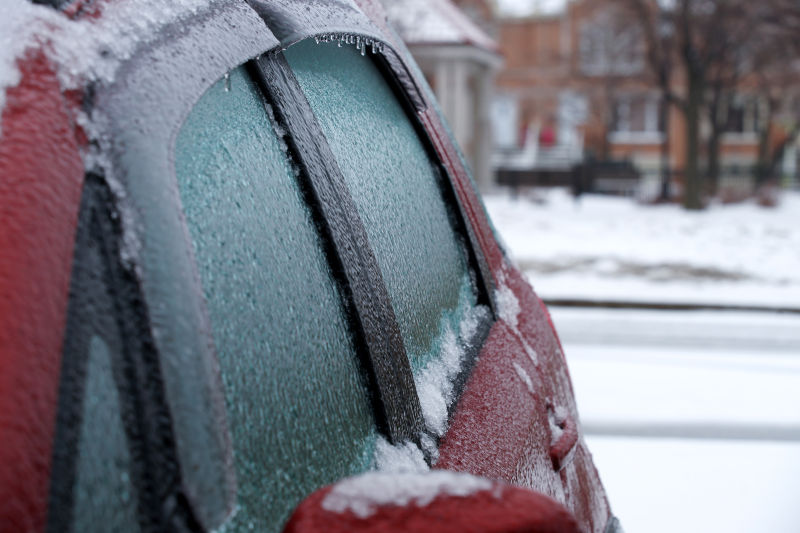 雪地里冰雪覆盖的车窗