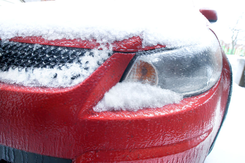冰雪覆盖车和车灯