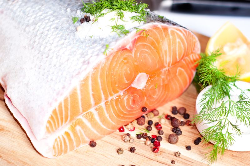 木板上的三文鱼