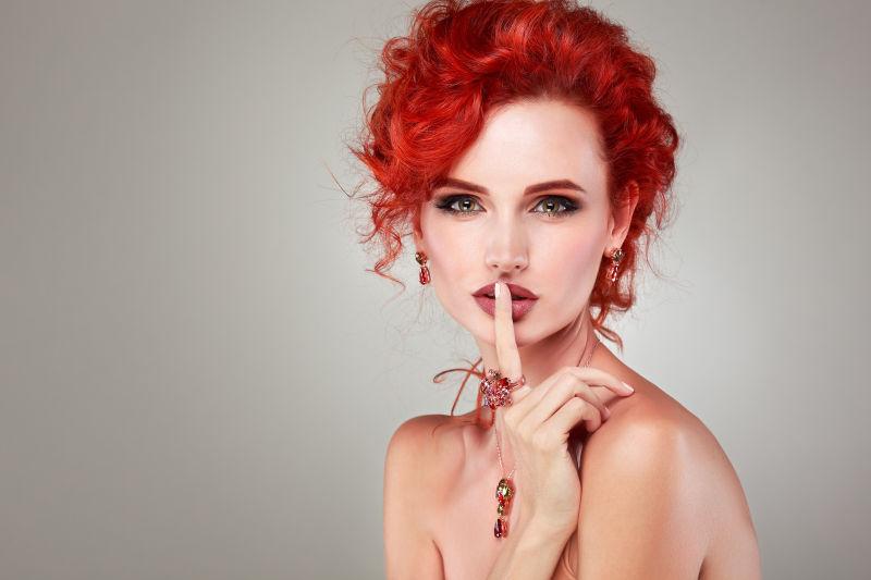 红头发的时尚女孩肖像