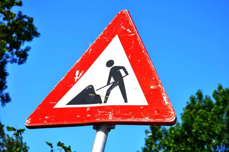 三角建筑道路路标