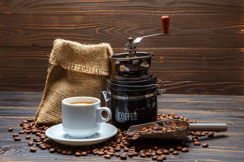 深色木制背景烘焙咖啡豆