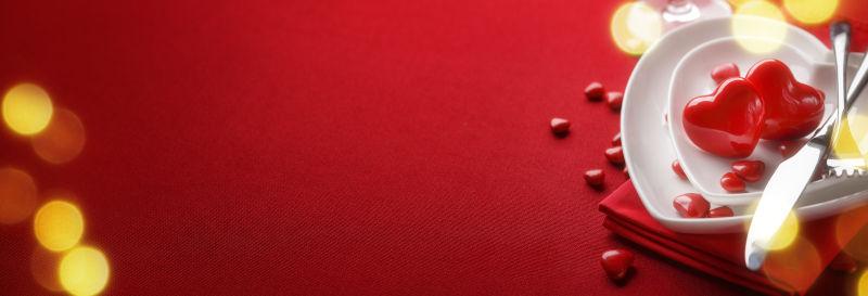 红色浪漫的情人节餐桌布置