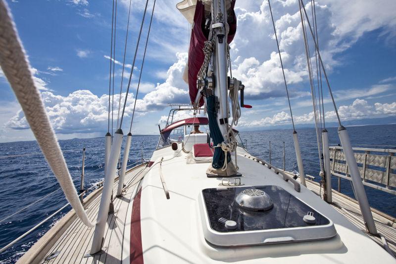 在海上行驶的帆船