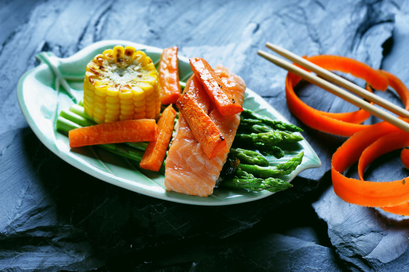 盘子上的鱼肉与蔬菜玉米