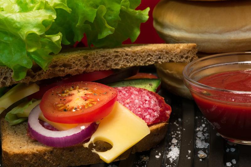 新鲜蔬菜和番茄酱