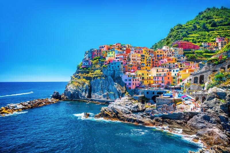 蓝天下海滩上美丽多彩的城市景观