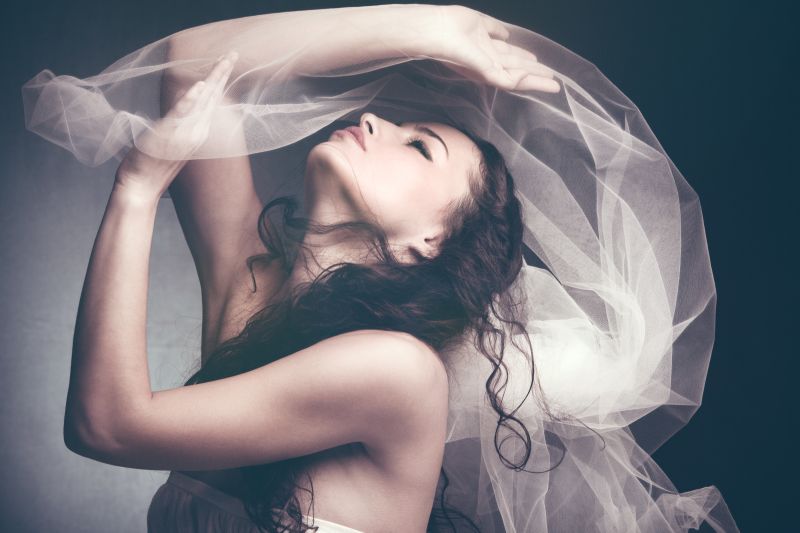 手上拿着面纱的美女