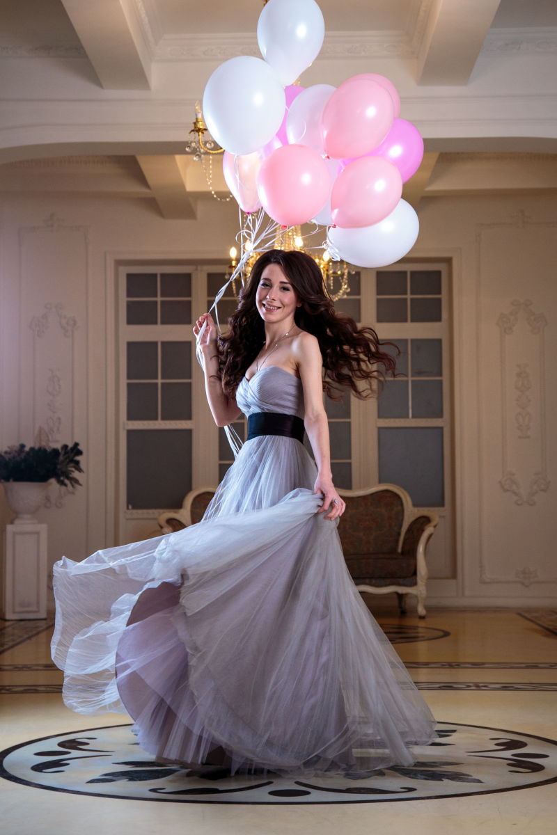 手拿气球的美女