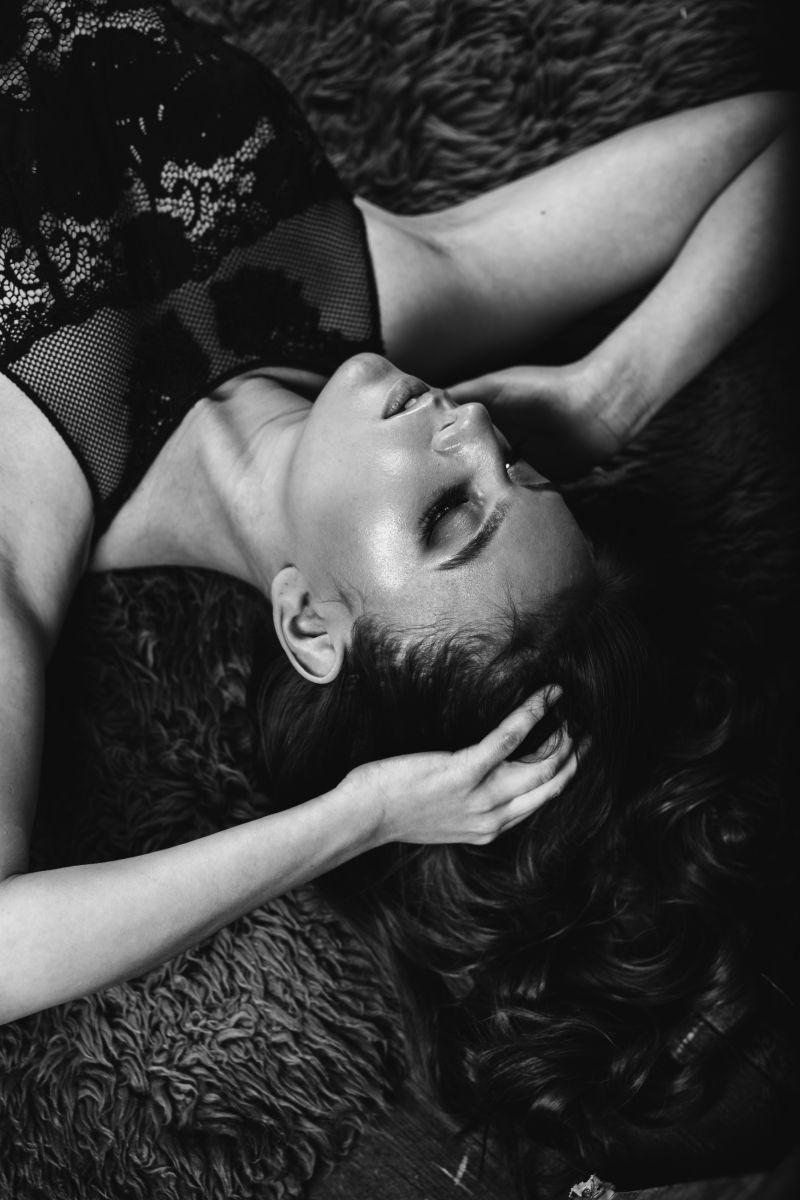 躺在地毯上的性感美女黑白