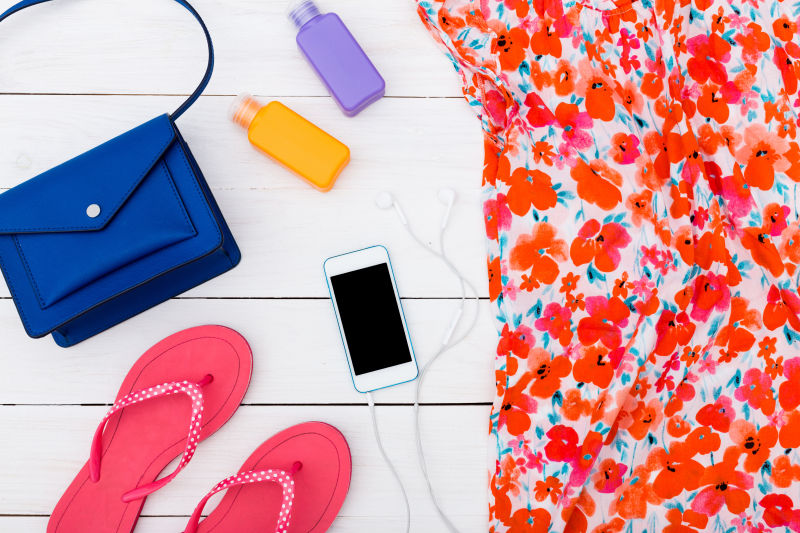 摆在白色台面上的女士服装