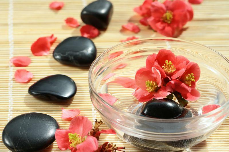 凉席上的花瓣与水华石