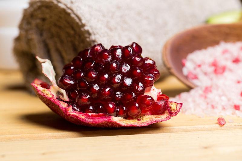 木桌上红色的石榴