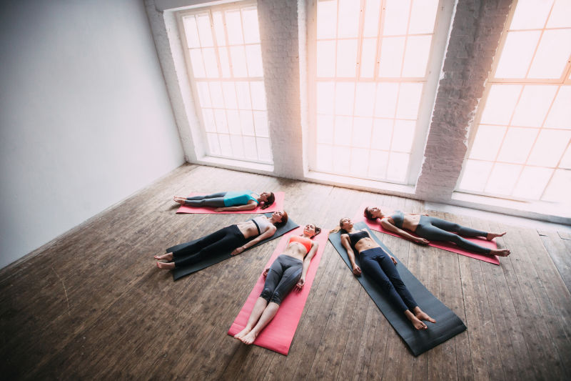 美女躺着做瑜伽