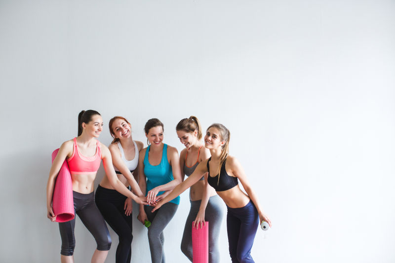 一起开心健身的美女