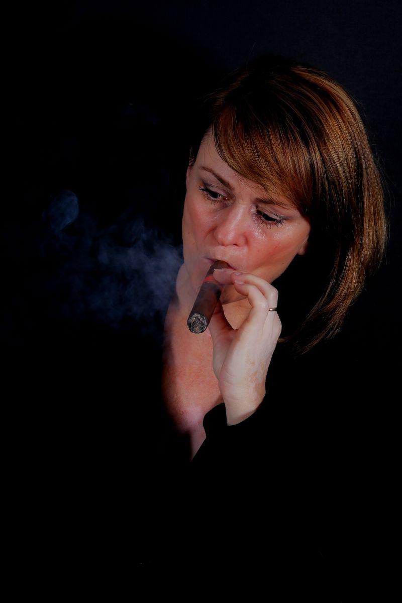 抽着雪茄的金发妇女