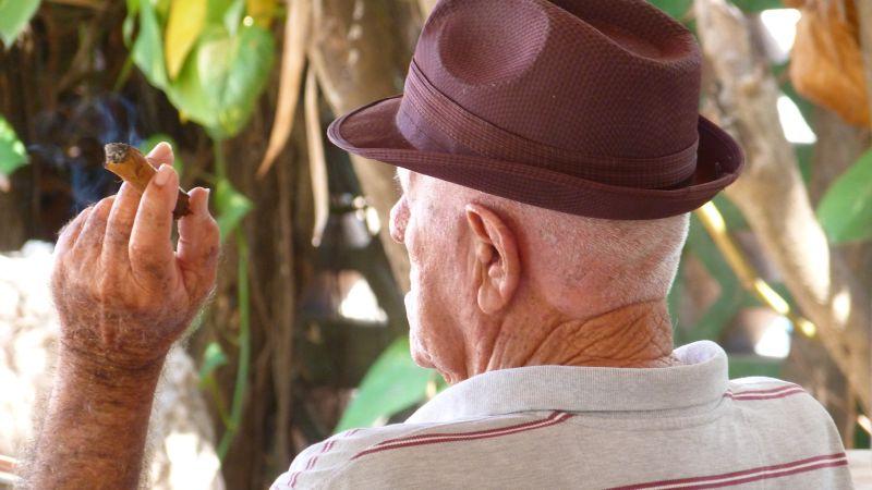 带着绅士帽抽着雪茄的老人