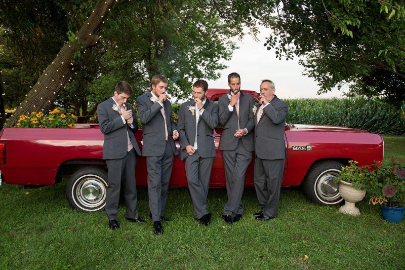 红色老爷车前抽着雪茄的五个男人