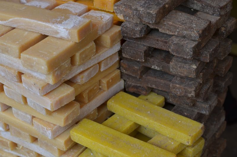 整齐堆放一起的肥皂