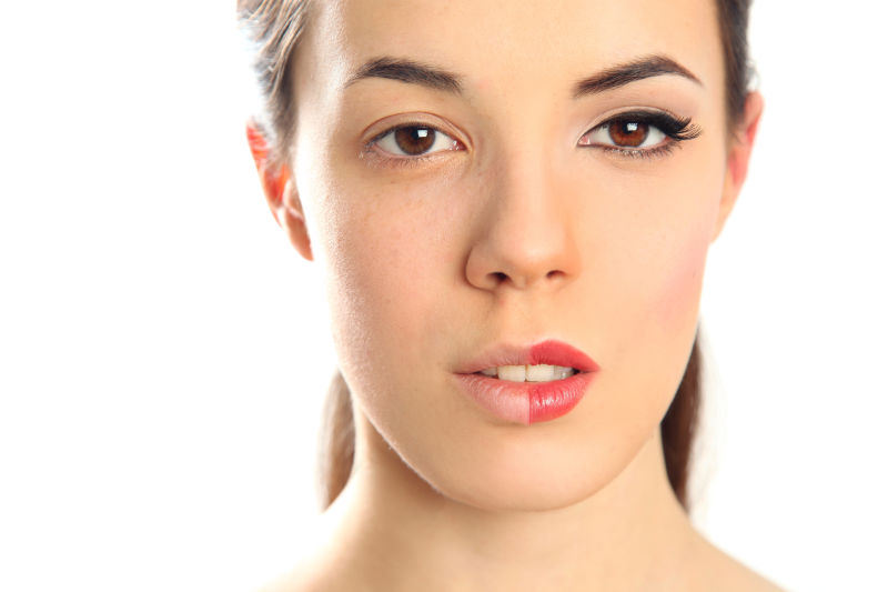 女人左脸素颜右脸化妆