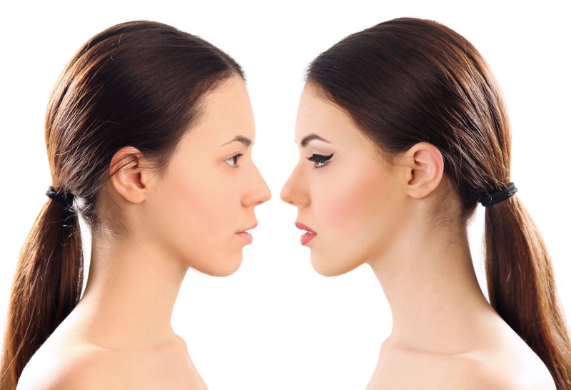 女人素颜与化妆后的对比