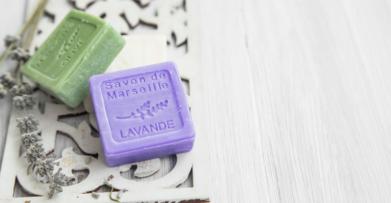 两块颜色不同的手工肥皂